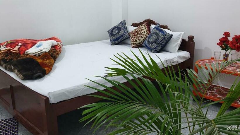 豪华房间, Neel Dipayan