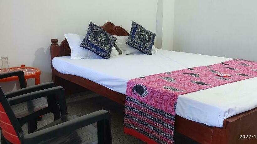 豪华房间, Neel Dipayan