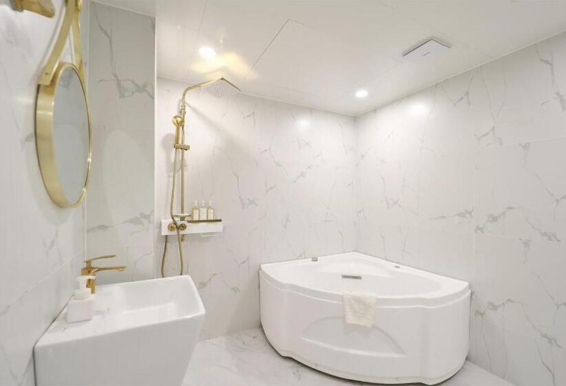 标准间带漩涡浴缸, Palace Gyeongju