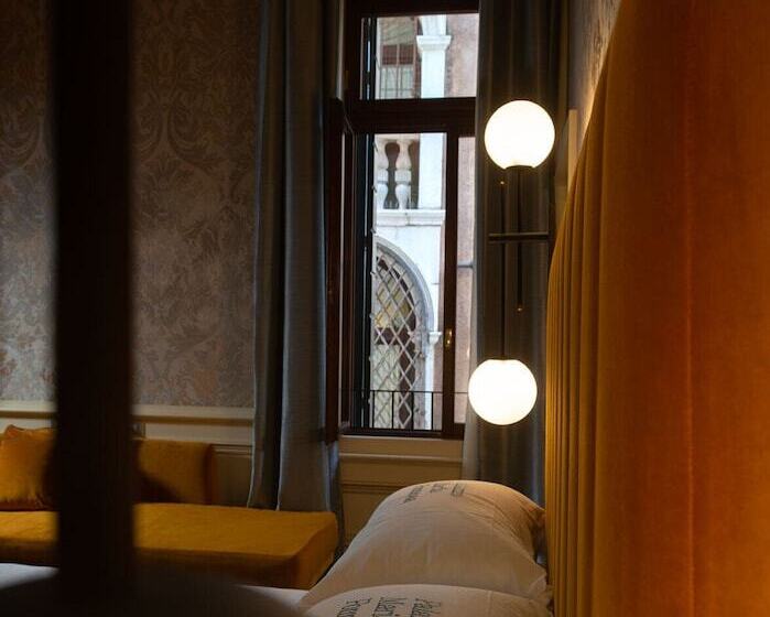 اتاق لوکس, Eight Venezia