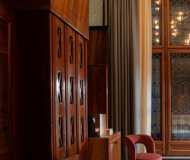 اتاق لوکس, Eight Venezia