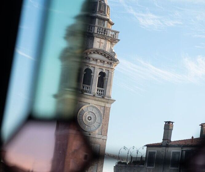 اتاق لوکس, Eight Venezia