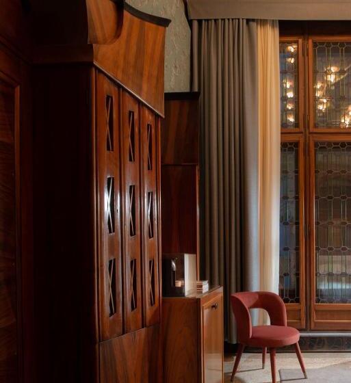 اتاق لوکس, Eight Venezia