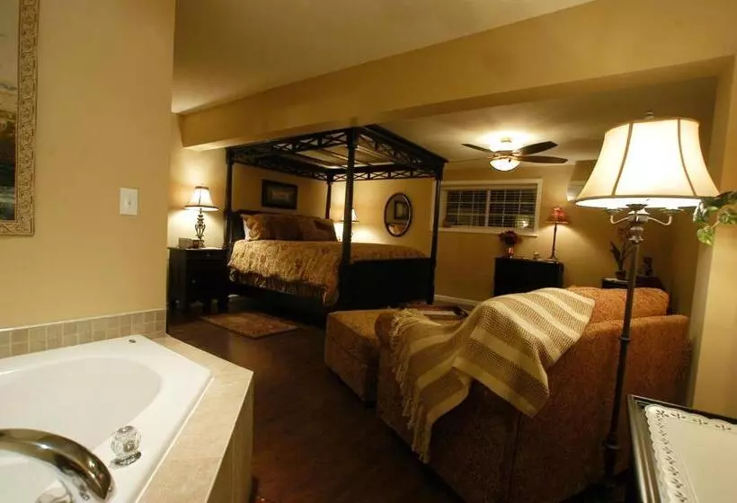 キングサイズベッドのスイートルーム, 1825 Inn Bed And Breakfast