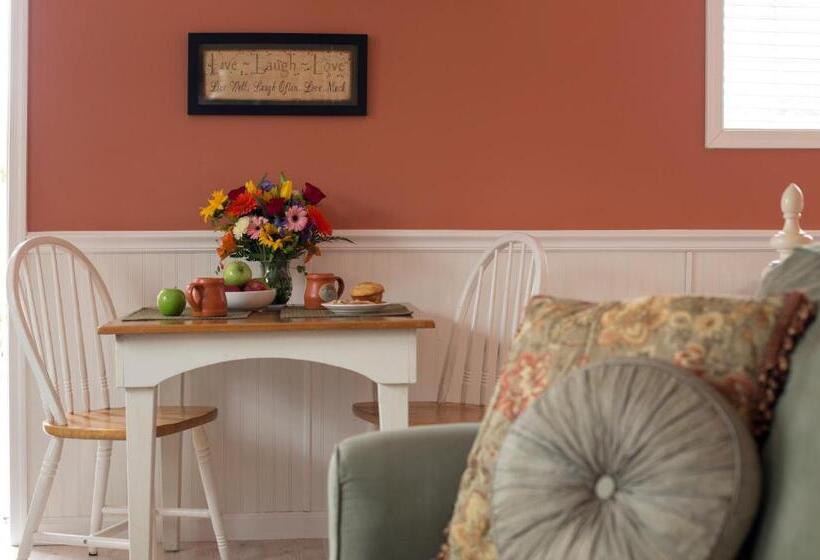 스위트 킹사이즈 침대, 1825 Inn Bed And Breakfast