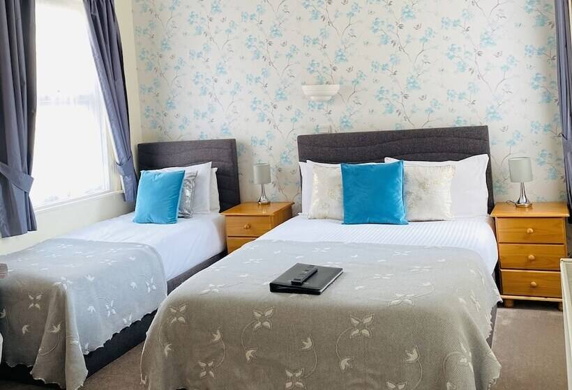 חדר סטנדרט לשלושה, Coastal Waters