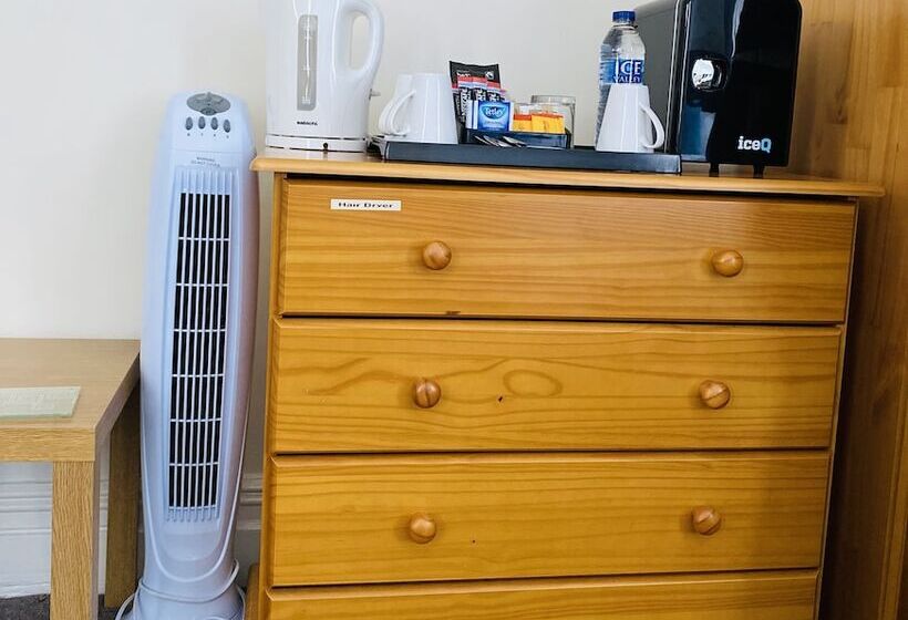 חדר סטנדרט לשלושה, Coastal Waters