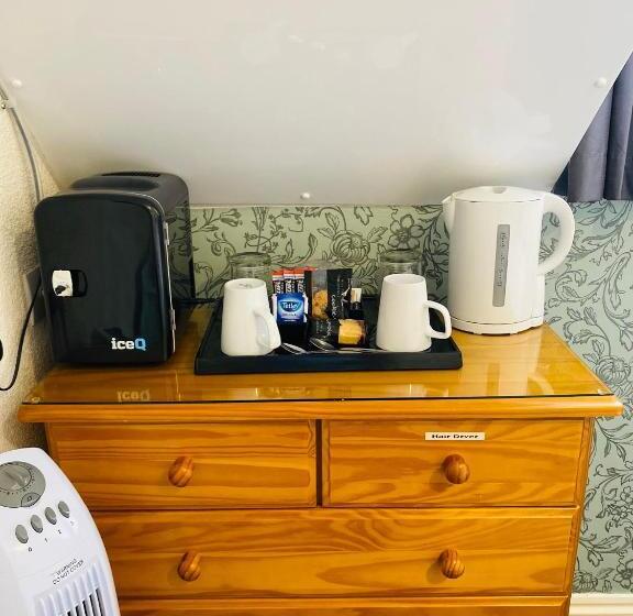 חדר אקונומי, Coastal Waters