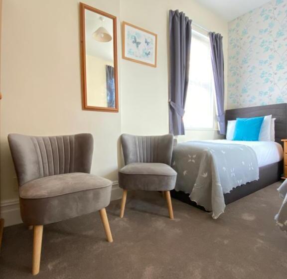 חדר סטנדרט לשלושה, Coastal Waters