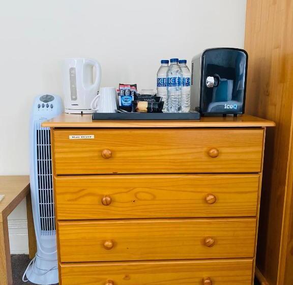 חדר סטנדרט לשלושה, Coastal Waters