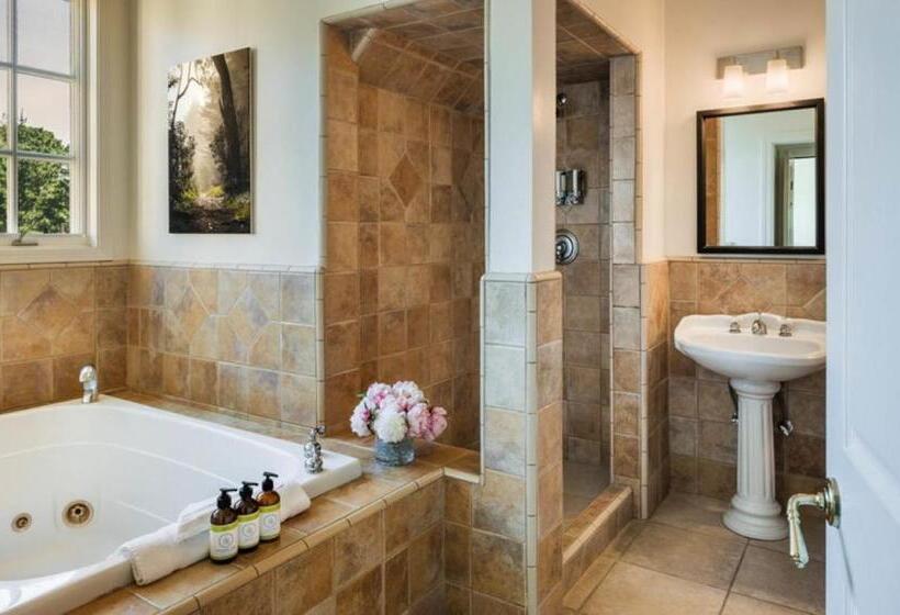 جناح مزود بجاكوزى, Seal Cove Inn