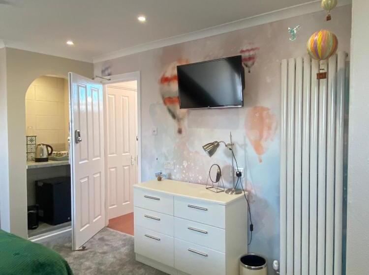 غرفة قياسية ثلاثية, St John's Guest House