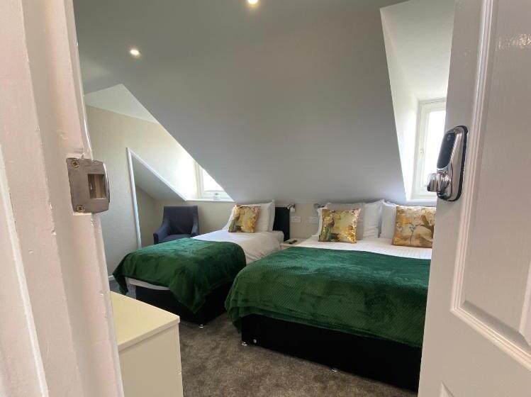 غرفة قياسية ثلاثية, St John's Guest House