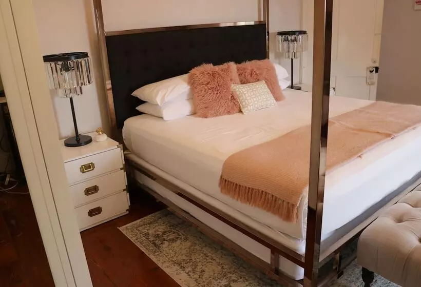 اتاق استاندارد, Sweetfield Manor