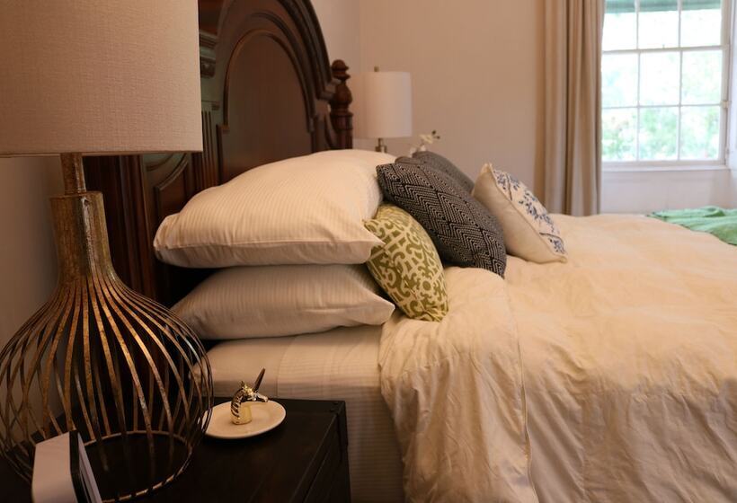 اتاق استاندارد, Sweetfield Manor