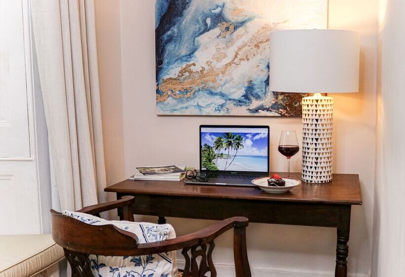 اتاق استاندارد, Sweetfield Manor