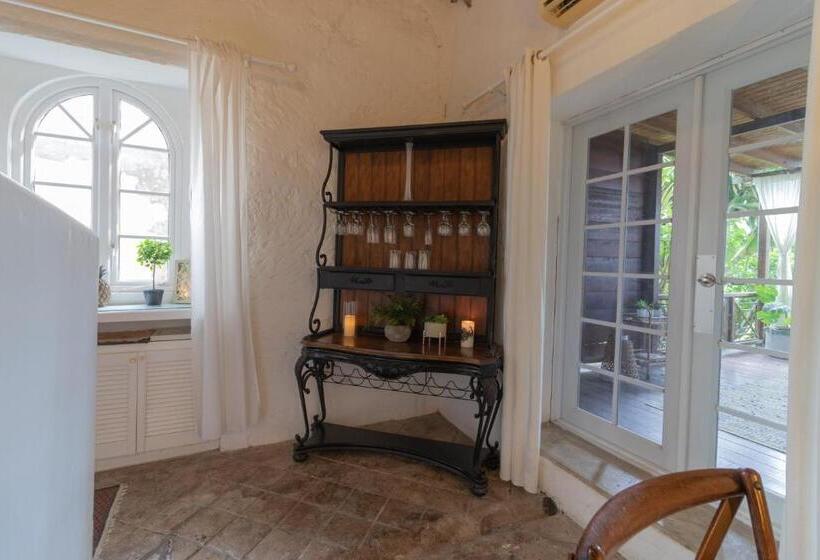 خانه 1 خوابه, Sweetfield Manor