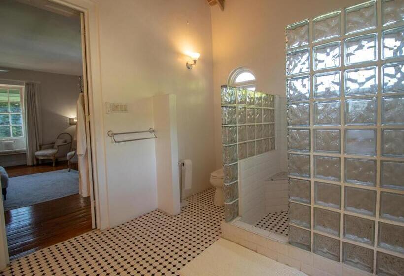 اتاق استاندارد, Sweetfield Manor