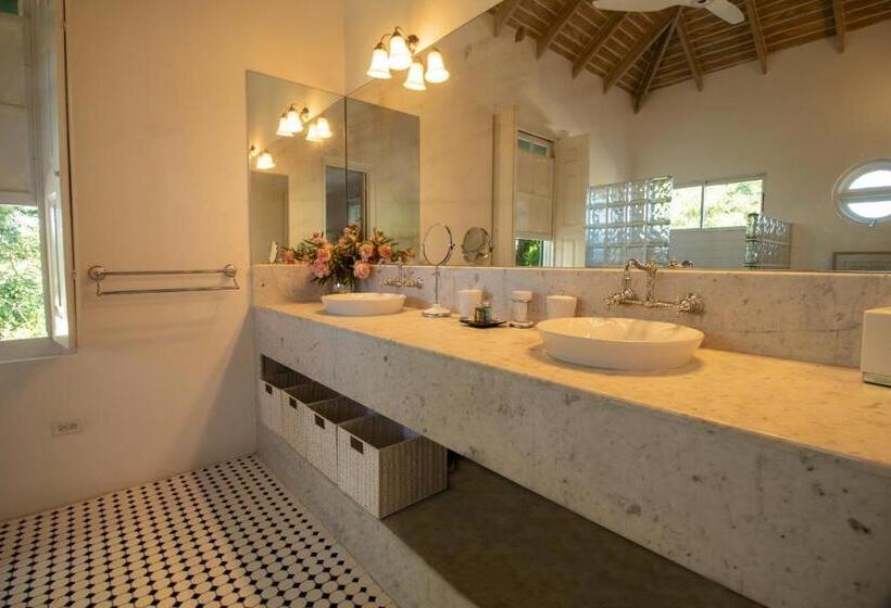 اتاق استاندارد, Sweetfield Manor