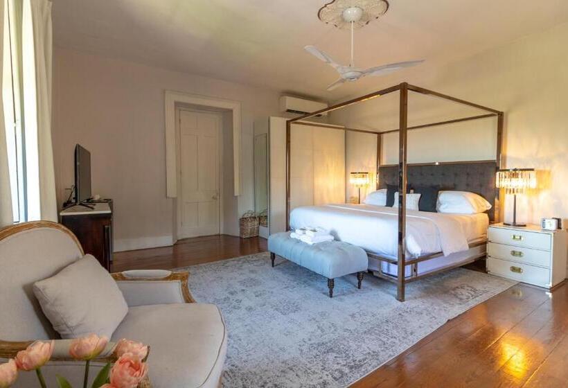 اتاق استاندارد, Sweetfield Manor