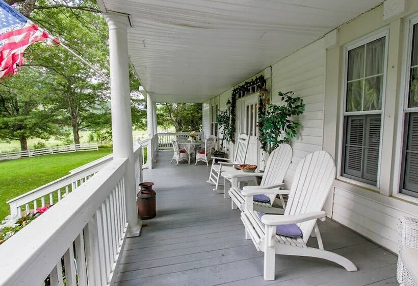 Romantic Room, Buffalo Tavern Bed & Breakfast