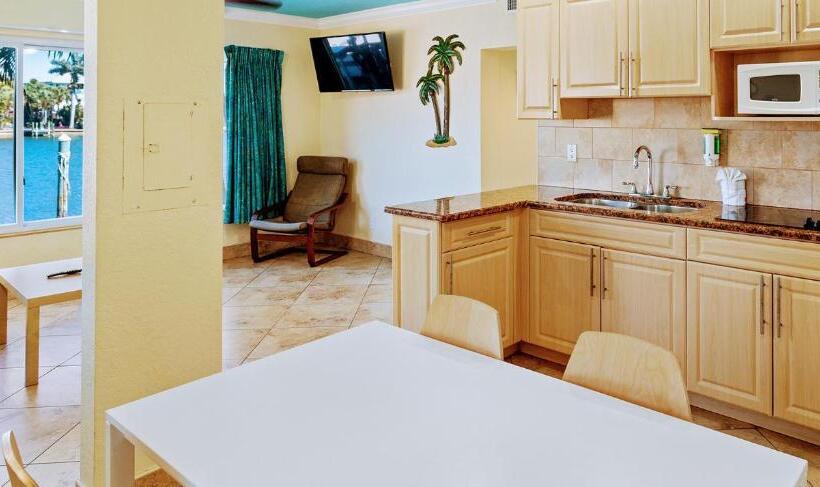 جناح ديلوكس, Bay Palms Waterfront Resort   Hotel And Marina