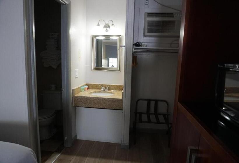 غرفه قياسيه سريرين مزدوجين, Harvest Drive Family Inn  Renovated Rooms