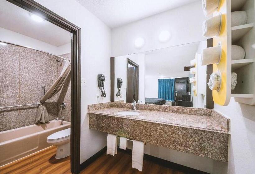 غرفة قياسية سرير كينج, Sky Palace Inn & Suites By Jasper Beeville