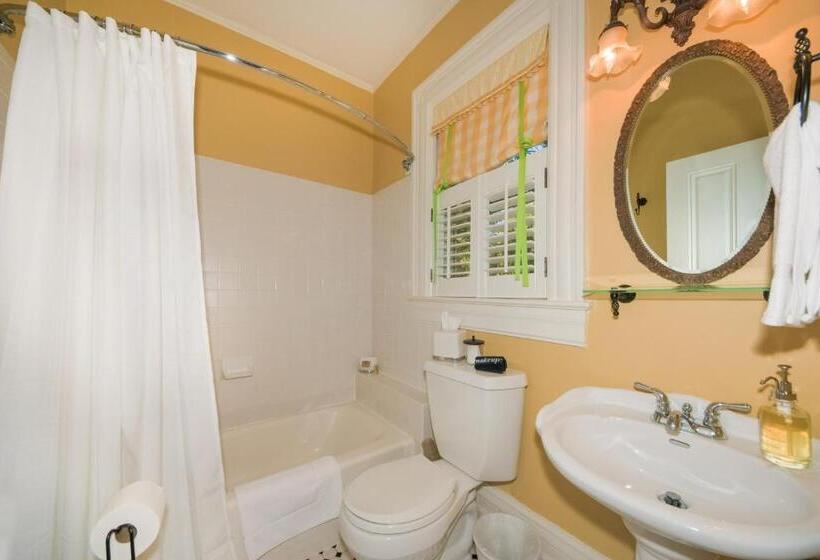 غرفة قياسية سرير كينج, Oak Hill On Love Lane Bed And Breakfast Inn