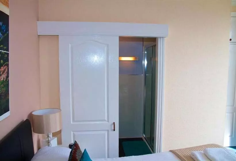 Perhehuone, Southville Guest House