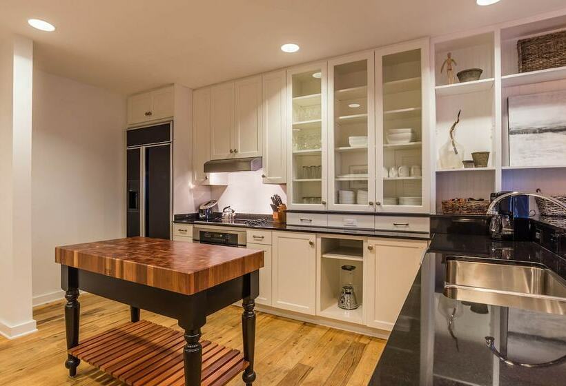 Люкс, Watersound Inn