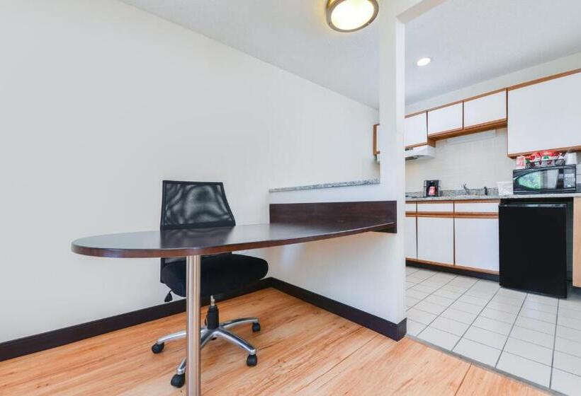 带大床的套房, Red Roof Inn Plus+ & Suites Guilford