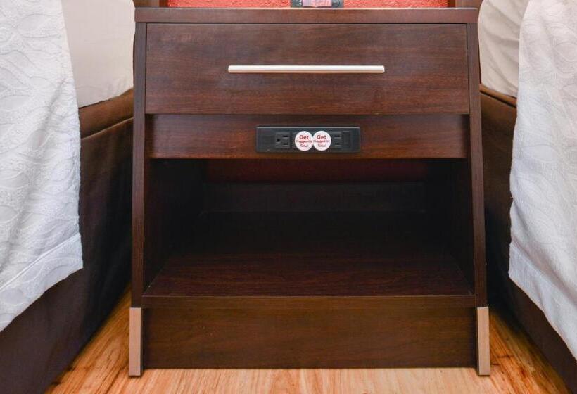 带大床的套房, Red Roof Inn Plus+ & Suites Guilford