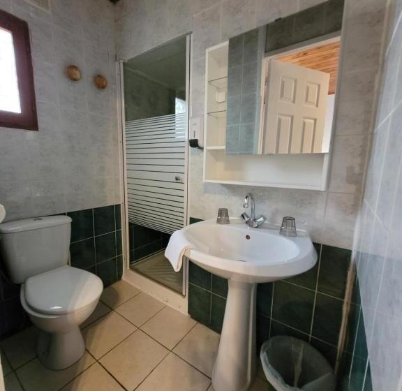 اتاق استاندارد سه نفره, Hôtel & Restaurant La Ferme Du Pommeau