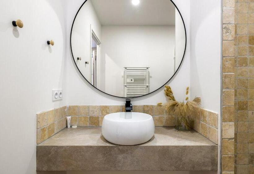 キングサイズベッドのデラックスルーム, Maya Appartements & Suites