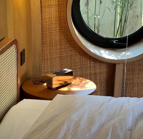 스탠다드 룸 킹사이즈 침대, Found Mansion