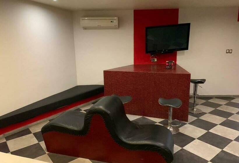 استودیوی استاندارد, Dluxe Auto Hotel Adults Only