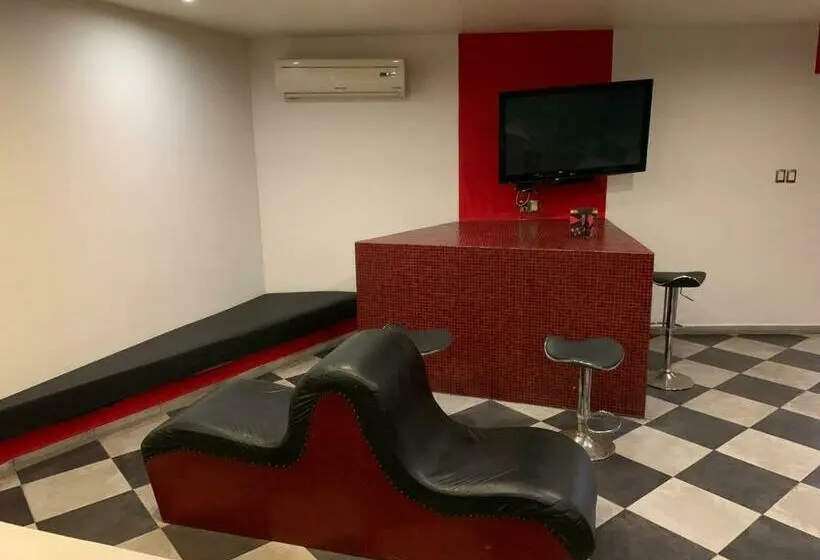 استودیوی استاندارد, Dluxe Auto Hotel Adults Only