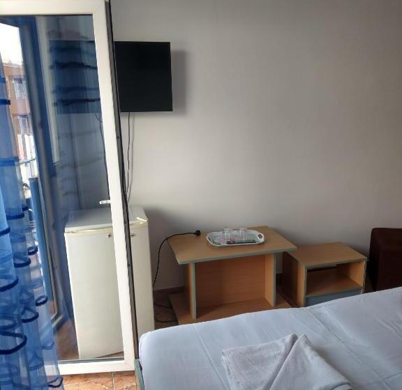 חדר משפחתי, Vila Alex