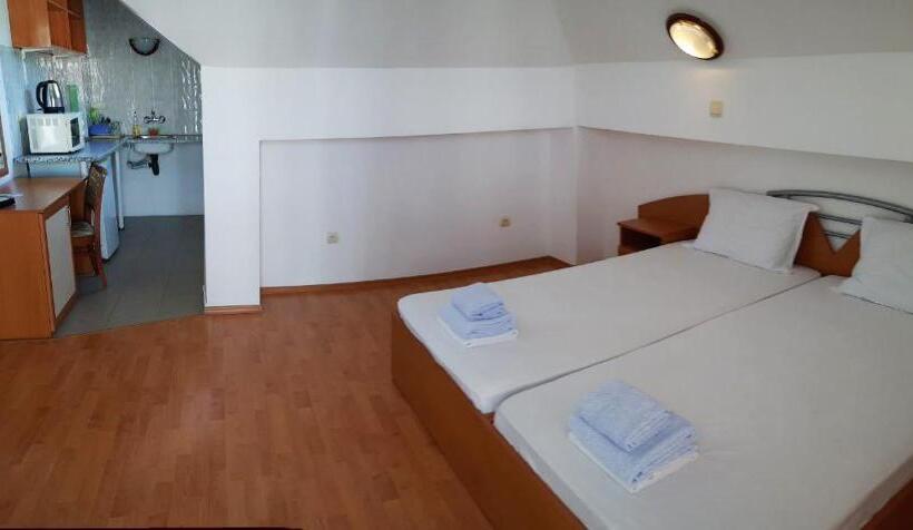 标准工作室带阳台, Aia Kavatsi