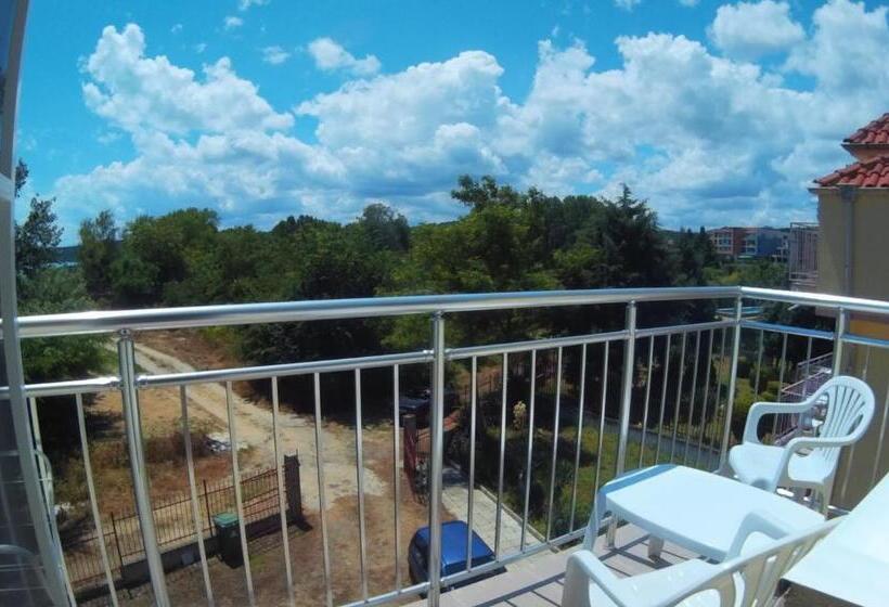 标准工作室带阳台, Aia Kavatsi