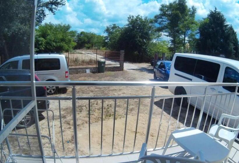 标准工作室带阳台, Aia Kavatsi