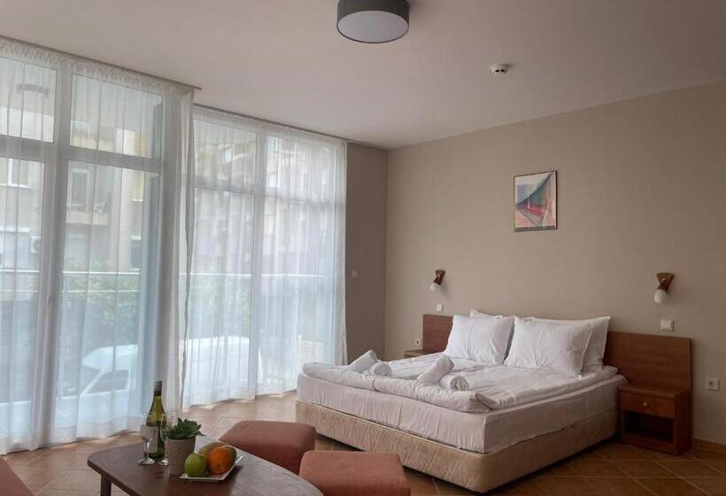 Четырехместный Номер Стандарт с Балконом, Eco Palace
