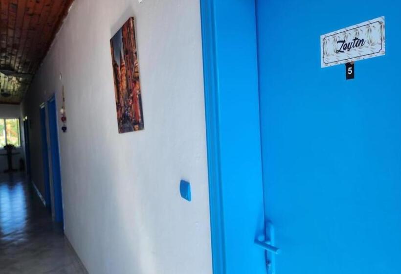 חדר דלוקס לשלושה, Ornek Motel