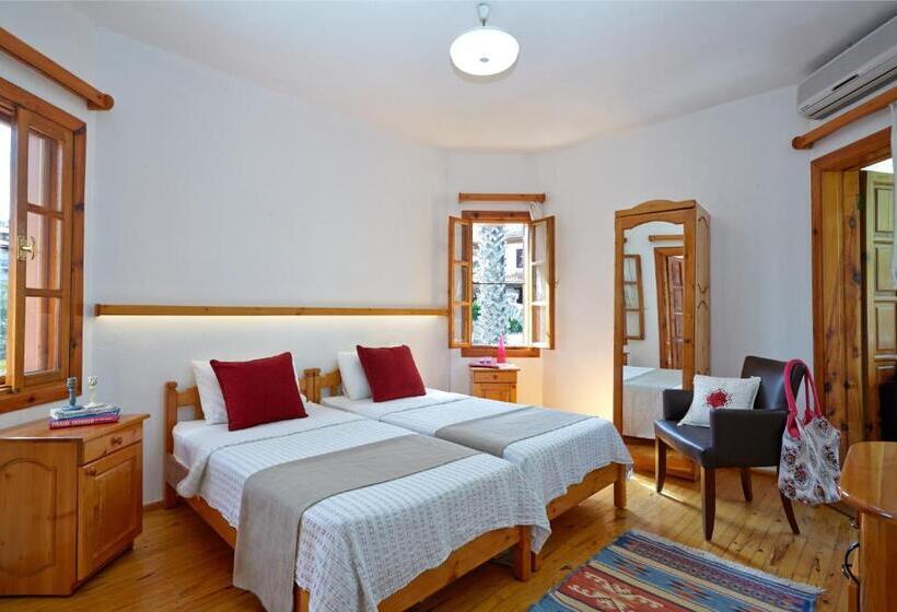 غرفة عائلية مطلّة علي الجبل, Villa Vali