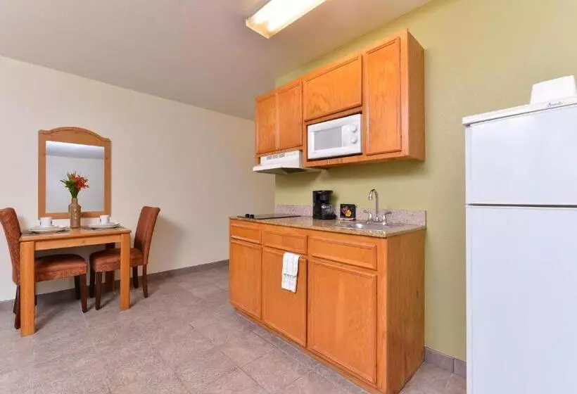 キングサイズベッドのデラックススイート, Americas Best Value Inn & Suites Winnie