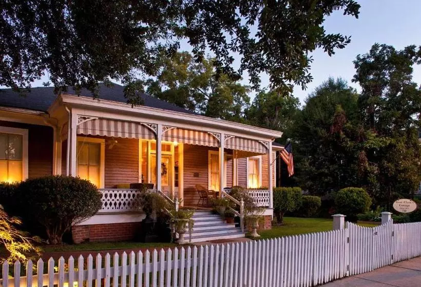 スタンダードルーム, Devereaux Shields House