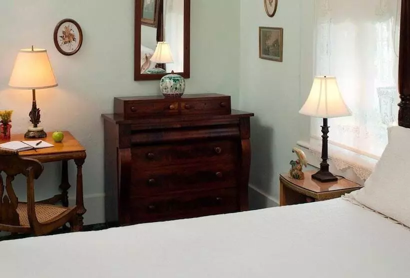 スタンダードルーム, Devereaux Shields House
