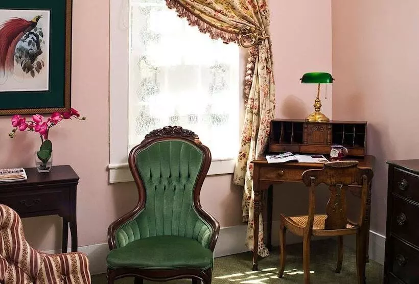 スタンダードルーム, Devereaux Shields House