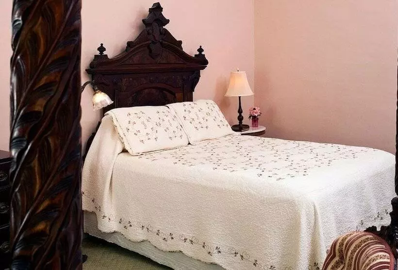 スタンダードルーム, Devereaux Shields House